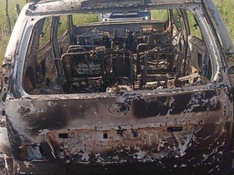 San Pedro de Macor&iacute;s: Hallan veh&iacute;culo quemado con posibles restos humanos en su interior