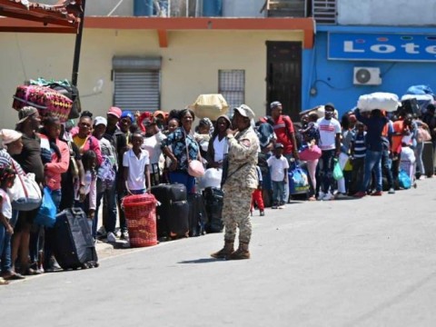 Segundo d&iacute;a de cierre de la frontera matizado por &eacute;xodo masivo haitianos hacia su pa&iacute;s