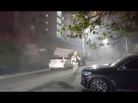Ocho veh&iacute;culos destruidos y otros 11 afectados en incendio en Santiago