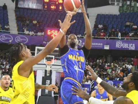 "El Barias" se mantiene con vida al vencer a Mauricio B&aacute;ez en el quinto juego