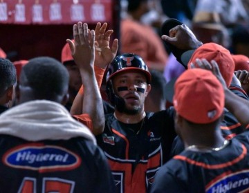 Los Toros trituraron al Licey y hay cu&aacute;druple empate en primero