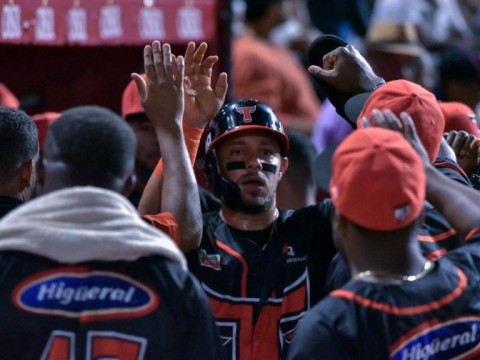 Los Toros trituraron al Licey y hay cu&aacute;druple empate en primero