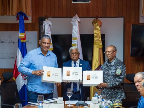 Bienes Nacionales entrega a Interior y Polic&iacute;a 12,000 tabletas descargadas por la JCE