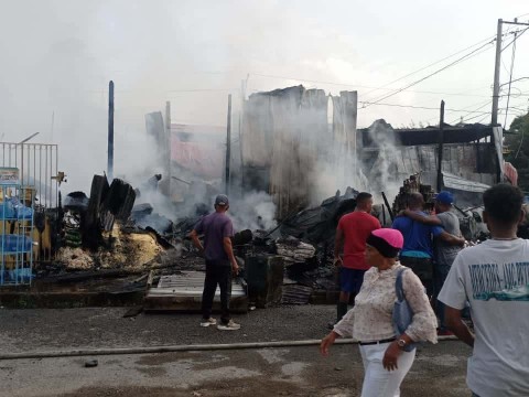 Incendio destruye varios negocios en plaza comercial de municipio de Puerto Plata
