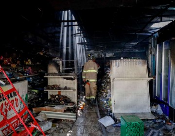 Incendio destruye surtidora de alimentos en Santiago