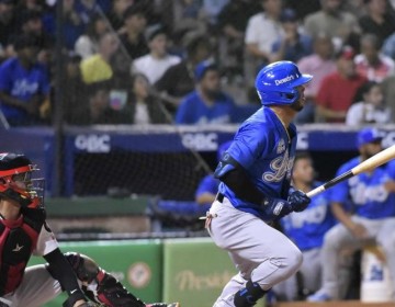 Yadiel Hern&aacute;ndez le da el triunfo al Licey ante los Leones